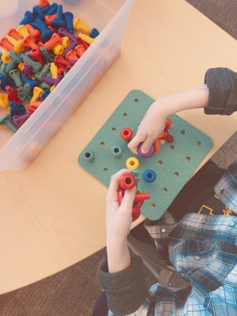enfant jouant à un jeu de motricité